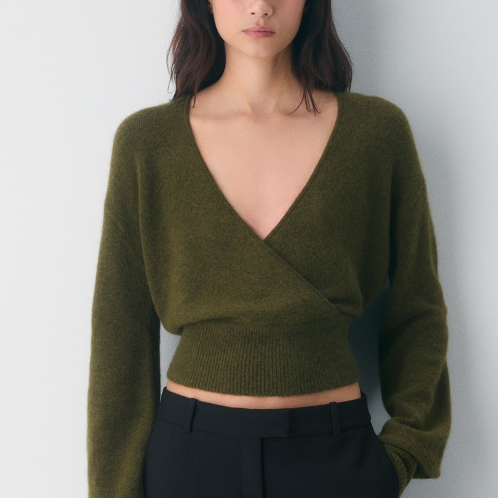 Aritzia Wilfred Softspoke Dear Sweater in Dark Olive, Limited Edition A/W 2024